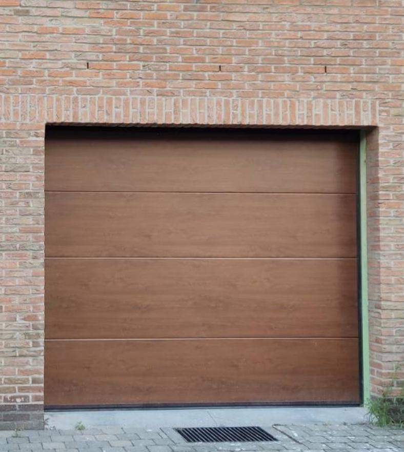 Sektionaltor in Holzoptik